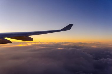 Pencere kenarı bulutların üstünde uçuyor