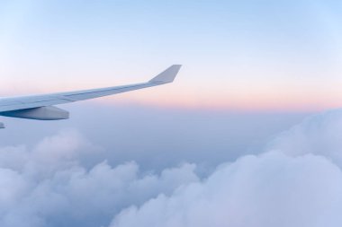 Pencere kenarı bulutların üstünde uçuyor