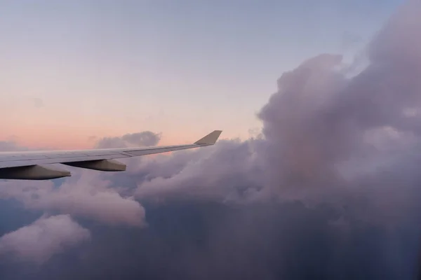 Siedzenie w oknie wysoko nad chmurami — Zdjęcie stockowe