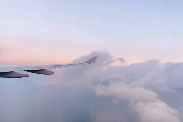 Window seat flying high above the clouds — Stock Photo, Image