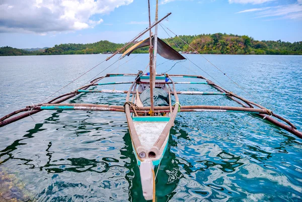 Bateau de pêche sur le rivage attendant la journée — Photo