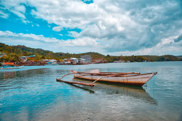 Fischerboot am Ufer wartet auf den Tag — Stockfoto