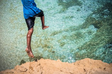 Berrak mavi sudaki beyaz kuma dalmak.