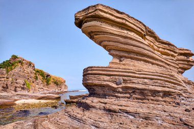 Masbate, Phi 'deki Animasola Adası' nın dalgalı kaya oluşum çizgileri.