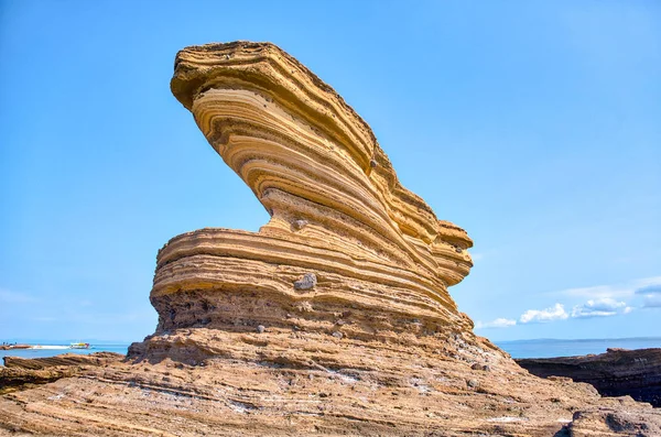 Masbate, Phi 'deki Animasola Adası' nın dalgalı kaya oluşum çizgileri.