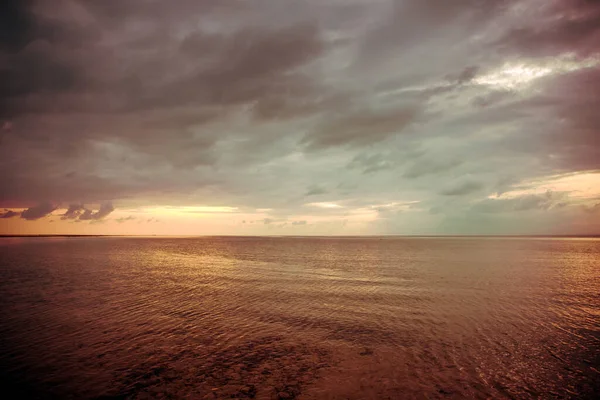 Спокойные Воды Восходе Солнца Прекрасных Облаках — стоковое фото