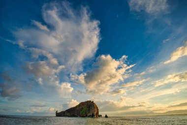 Zambales, Filipinler kıyısında manzaralı gün doğumu.
