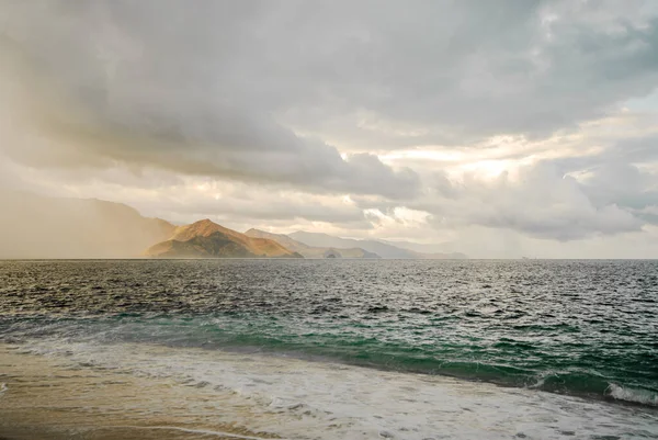 Chmurny Dzień Malowniczym Brzegu Zambales Filipiny — Zdjęcie stockowe