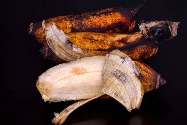 Siyah zemin içinde potasyum dolu olgun muz.