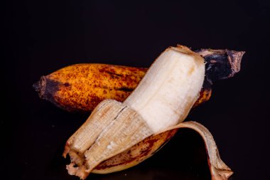 Siyah zemin içinde potasyum dolu olgun muz.