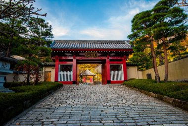 Manikürlü bahçesiyle Japon Shinto tapınağına giriş..