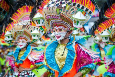 Bacolod City, Filipinler 'deki Masskara Festivali sırasında sokak göstericilerinin renkli maskeleri.