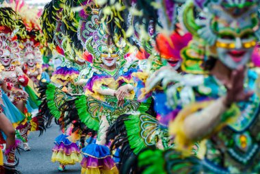Bacolod City, Filipinler 'deki Masskara Festivali sırasında sokak göstericilerinin renkli maskeleri.