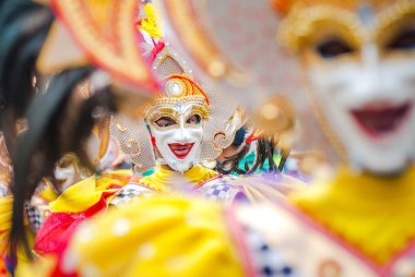 Bacolod City, Filipinler 'deki Masskara Festivali sırasında sokak göstericilerinin renkli maskeleri.