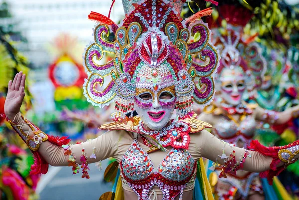 Красочные Маски Уличной Танцовщицы Время Фестиваля Masskara Баколоде Филиппины — стоковое фото