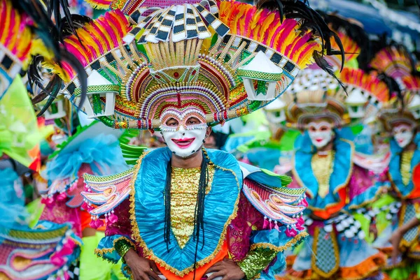 Bacolod City, Filipinler 'deki Masskara Festivali sırasında sokak göstericilerinin renkli maskeleri.