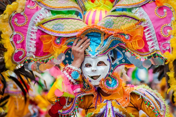 菲律宾Bacolod市Masskara节期间街头达信游行表演者五颜六色的面具 — 图库照片