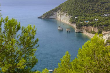 İtalya: Zagare Bay (Apulia) en güzel kıyıları. Plajlar brigthly beyaz karstik kayalıklarla, Zümrüt-mavi deniz, yeşillikler zeytin-ağaç, çam ormanları ile nefes kesen bir manzaralıdır.
