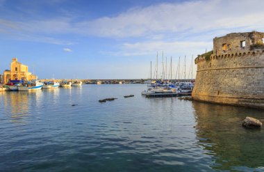 Panoramik Angevine Aragonca Gelibolu Kalesi, Apulia (İtalya).