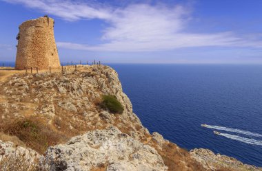 : Salento kıyı şeridi: Minervino gözetleme kulesi. Bu Ortaçağ harabe Otranto Santa Maria di Leuca Sahili ve Tricase orman bölge Doğa Parkı içinde yer almaktadır. İtalya (Apulia).