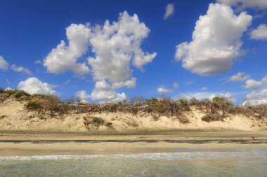 Apulia en güzel kumlu plajları. : Salento sahil: Frassanito Beach (İtalya). Torre Dell'Orso ve Otranto kumlu kıyı şeridi ile Akdeniz maki kaplı tepeleri ile karakterizedir.