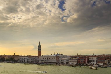 Venedik romantik gökyüzü: Piazza San Marco veya st Mark Meydanı, Campanile ve Palazzo Ducale veya Doge Sarayı havadan görünümü. İtalya, Europe.
