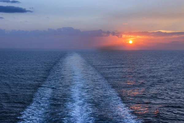Sea Horizon Sunset Ship Wake Visible Trail Wake Path Ship — Stock Photo, Image