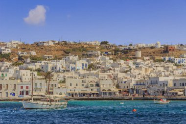 Panoramik kent ve Mikonos Limanı, Kiklad Adaları, Yunanistan. Beyaz evler Cyclades Adaları, Europe ile geleneksel Yunan köy Panoraması.