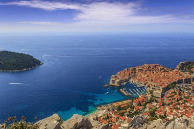 Eski Şehir çevrili Dubrovnik Hırvatistan Adriyatik Denizi üzerinde duvarlar güçlendirilmiş. Eski Şehir (Ortaçağ Ragusa) ve Adriyatik Denizi'nin Dalmaçya kıyısında pitoresk görünümü.