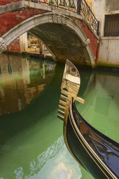 Venecia Reflejos Luces Colores Particular Cabeza Proa Hierro Góndola Los — Foto de Stock