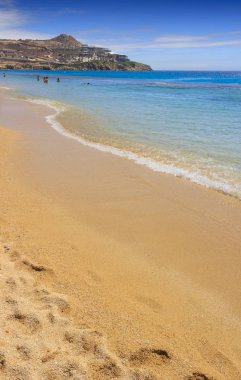Cennet plaj Myconos (Kalamopodi), Yunanistan. Yaz. Kristal berraklığında su ve mavi gökyüzü güneşli. Mykonos kesinlikle en ünlü plaj cennettir: ince kum ve zümrüt yeşil su.