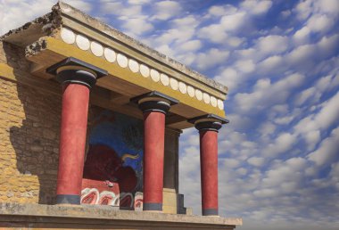 Knossos Sarayı: Kuzey girişinde boğa fresk; şarj ile burası en büyük Tunç Çağı arkeolojik sitesi Girit (Yunanistan), Minos uygarlığının tören ve politik merkezi.