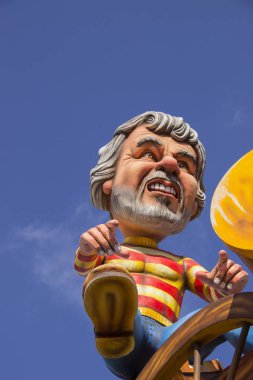 Putignano, Apulia, İtalya - 15 Şubat 2015: Karnaval, yüzen dev kağıt mache. Devler İtalyan siyasetçi: Beppe Grillo.