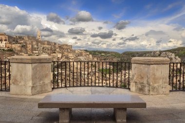  Matera antik kasabası (Sassi di Matera), Avrupa kültür başkenti 2019, Basilicata bölgesi. Piazzetta Pascoli 'deki korkuluk, köyün üzerinde çarpıcı bir görünüm vardır. 