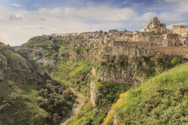 Murgia Materana doğa rezervi ve mağara kiliseleri: Kanyon bakış açısı ve Matera antik kenti (Sassi di Matera), Avrupa kültür başkenti 2019, Basilicata bölgesi. 