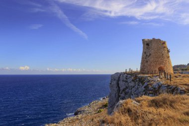 : Salento kıyı şeridi: Minervino gözetleme kulesi. Bu Ortaçağ harabe Otranto Santa Maria di Leuca Sahili ve Tricase orman bölge Doğa Parkı içinde yer almaktadır. İtalya (Apulia).