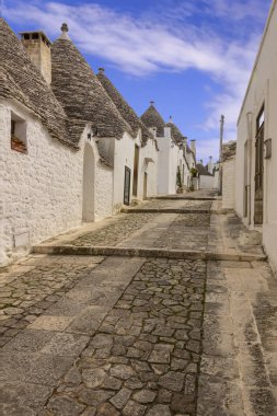 Alberobello, İtalya. Kuru taş duvarlar ve konik çatılar ile tipik yapı dünyaya özgü.