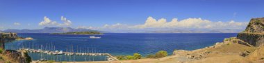Korfu Kasabası Eski Kalesi'nden kristal berraklığında masmavi denize yarımada üzerinde antik kentin görünümü. Kerkyra, Korfu adasının başkenti. Yunanistan.