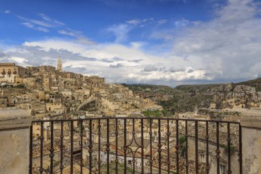 Matera antik kentinin (Sassi di Matera), Avrupa Kültür Başkenti 2019'un panoramik manzarası. Mavi gökyüzü ve bulutlar ile Belvedere, Basilicata, güney İtalya.
