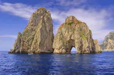 Capri adasının kıyısında Faraglioni Kayalar, İtalya. Capri yığınları, adanın sembolü, Napoli körfezinde bulunan, Campania.