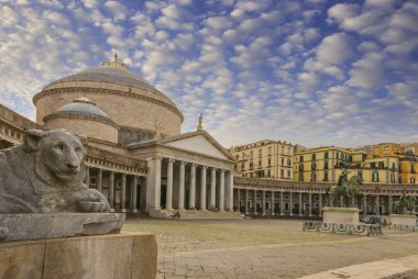 Napoli, İtalya, Piazza del Plebiscito Basilica Reale Pontificia San Francesco da Paola kilisenin dış görünümü, şehrin ana meydanı, ve taş aslan heykeller.