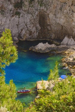 Capri Faraglioni kayalıkları arasında Kayalık plaj, İtalya.