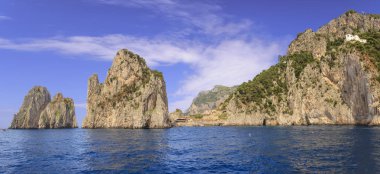   İtalya'nın Capri Adası sahilinde, Napoli Körfezi'nde üç ünlü Faraglioni Kayalıkları. Capri yığınları, adanın sembolü, Napoli körfezinde bulunan, Campania.