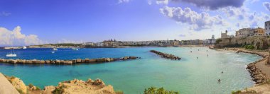 İtalya'nın en güzel köyleri: Otranto plajı. İtalya'nın en doğu yakası kıyı şeridinde kayalık bir mahmuz üzerinde yer alan Otranto, Salento yarımadasının Adriyatik kıyısındaki Lecce'ye yaklaşık 45 km uzaklıktadır..