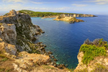 Tremiti Adası takımadaları: Yakındaki San Nicola adasından San Domino adasının görünümü, Santa Maria Manastırı bir Mare müstahkem kompleksi ile, (Apulia, İtalya).