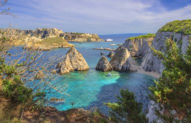 Arka planda San Domino adasında Pagliai kayalıkları ile Tremiti takımadalar Deniz Manzarası, Cretaccio ve San Nicola ada.