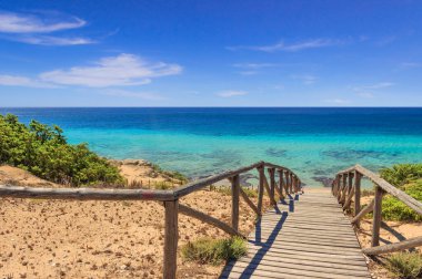 İtalya 'nın en güzel plajları. Campomarino kum tepeleri arasındaki çit, Taranto (Apulia). Korunan alan Maruggio kasabasının tüm sahil şeridi boyunca uzanır..