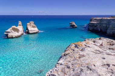 Apulia 'nın en güzel kıyıları: Torre Dell' Orso Körfezi, İtalya (Lecce). Salento 'nun tipik deniz manzarası: 