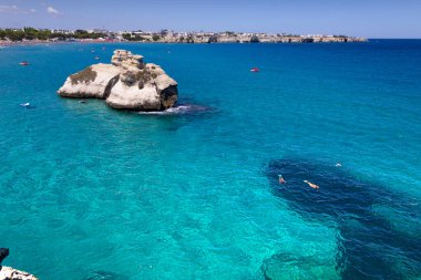 Apulia 'nın en güzel kıyıları: Torre Dell' Orso Körfezi, İtalya (Lecce). Salento 'nun tipik deniz manzarası: 