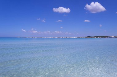 İtalya 'nın en güzel kumsalları Apulia' daki Porto Sezeryan denizcisidir. Salento 'daki deniz koruma alanları çok zengin ve çeşitli deniz topluluklarının yüksek biyolojik değerleri sayesinde..